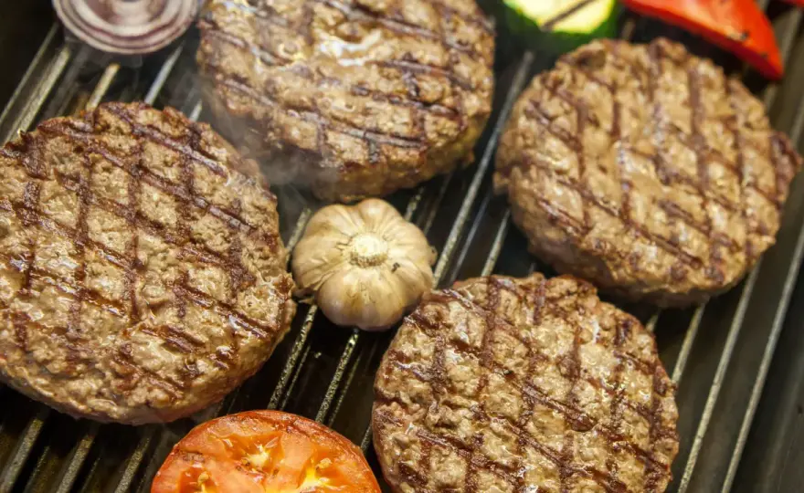 Jak długo smażyć burgera? Idealny czas na każdy stopień wysmażenia