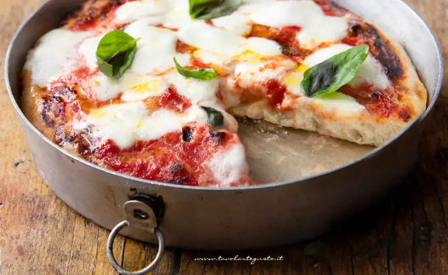 Pizza in friggitrice ad aria, croccante sotto e morbida sopra
