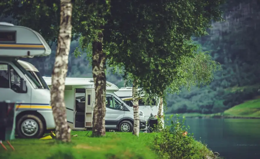 Camping nad wodą - jak wybrać dobre miejsce przed rezerwacją