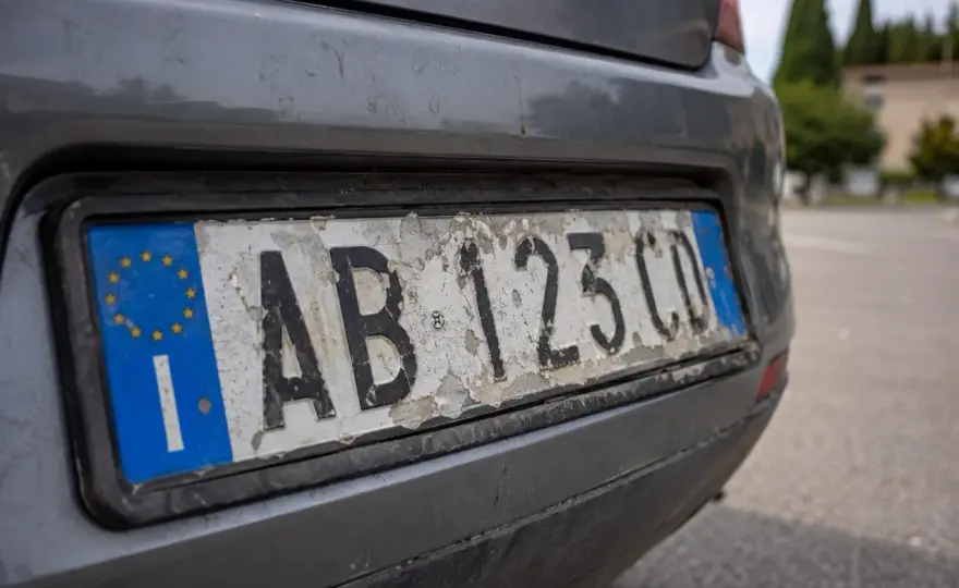 Targa auto deteriorata - Costi, documenti e reimmatricolazione