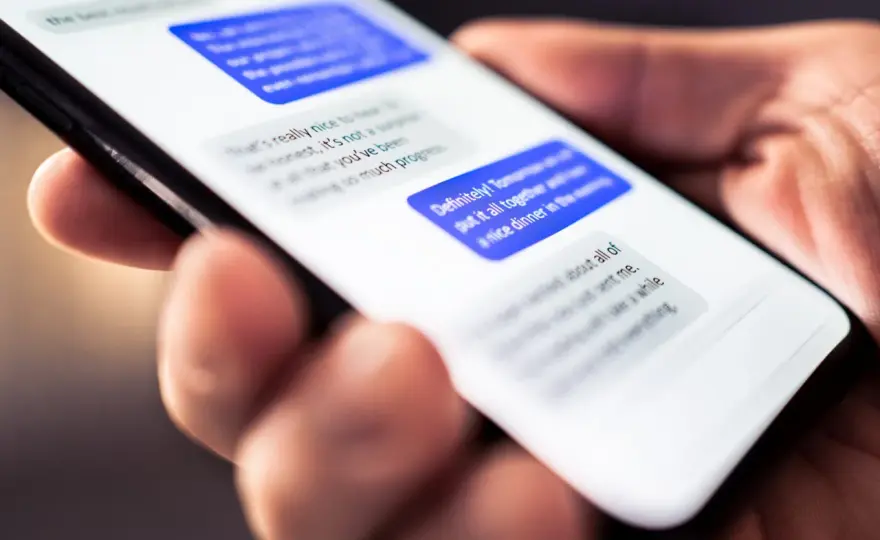 Jak odzyskać usunięte SMS-y? Poradnik na iPhone i Android