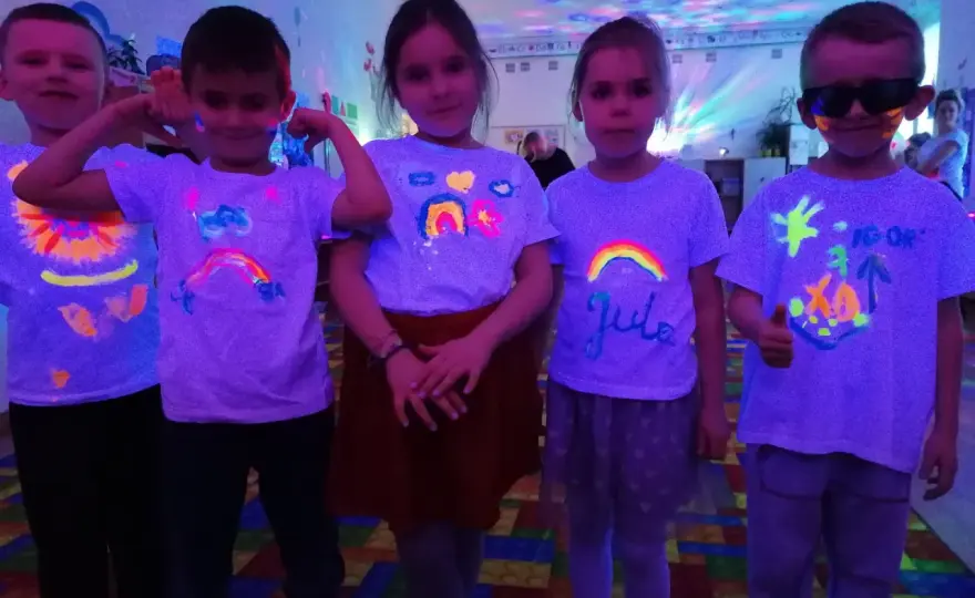 Fluo Party - Jak się ubrać, żeby świecić? Gotowe looki