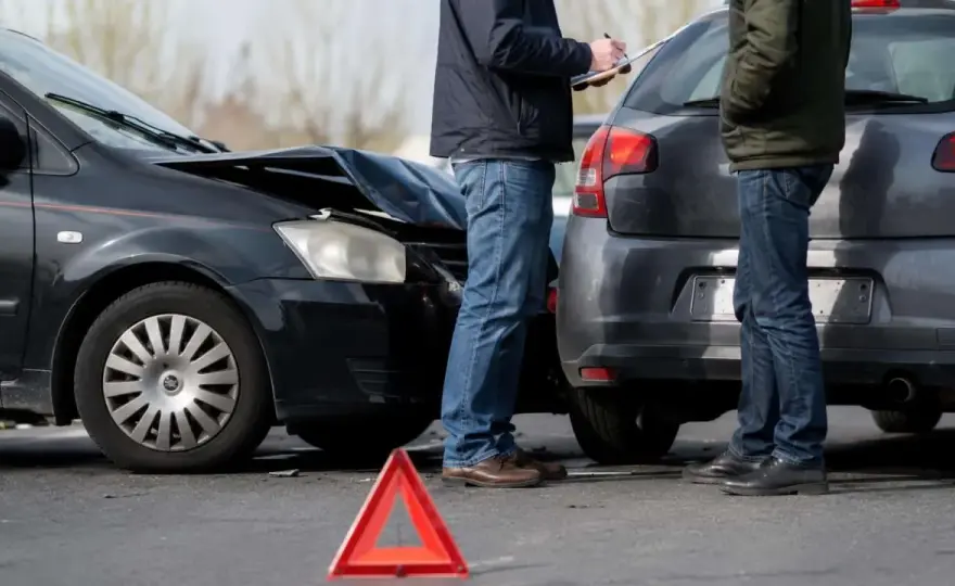 Mandat po kolizji - ile grozi i kiedy wystarczy oświadczenie?