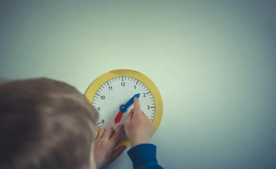 Jak nauczyć dziecko odczytywać zegar krok po kroku?