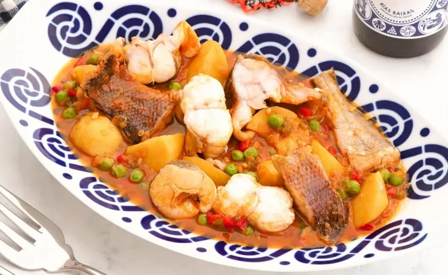 Caldeirada gallega perfecta - pescado, patata y ajada