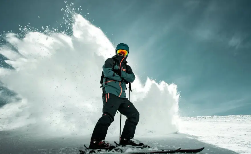 Jaka kurtka snowboardowa - Jak dobrać parametry i krój do stylu jazdy?