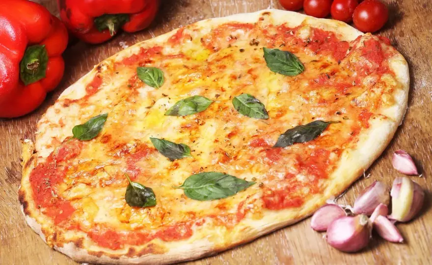 Jak upiec pizzę na kamieniu, by uniknąć zakalca i uzyskać chrupkość