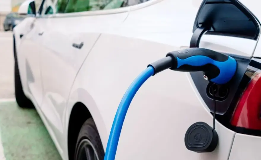 Ile kosztuje 100 km samochodem elektrycznym? Sprawdź, jak zaoszczędzić