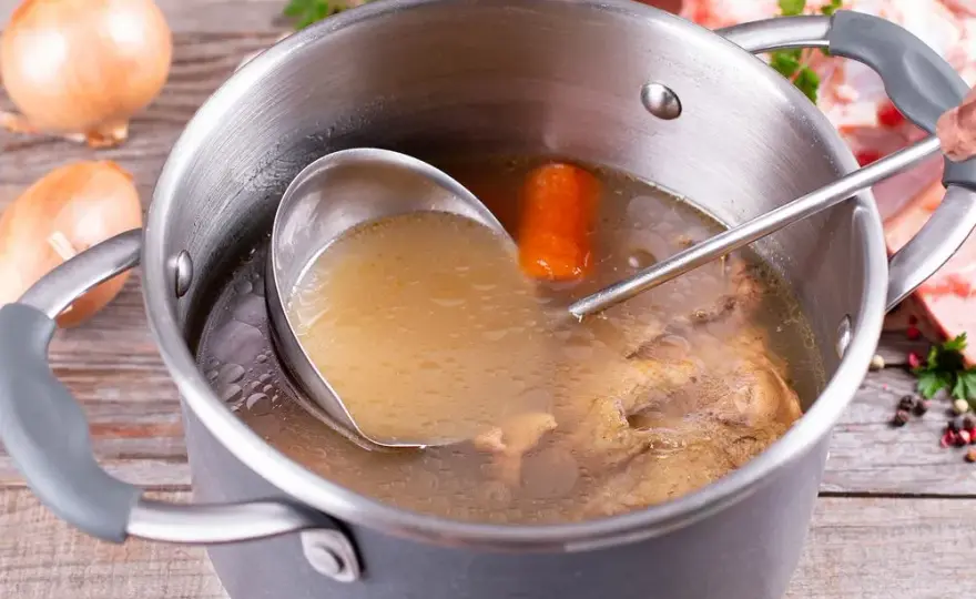 Na jakim mięsie gotować zupę, by uzyskać wyjątkowy smak?