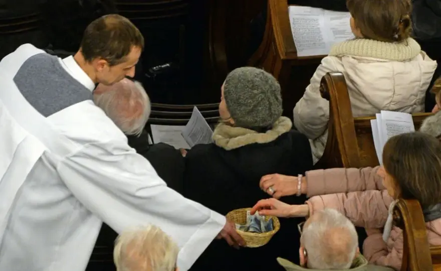 Jakie pensje mają księża w Polsce - zarobki na parafii i poza nią