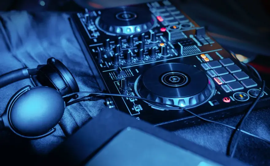 Po co DJ słuchawki - wszystko co musisz wiedzieć o pracy z muzyką