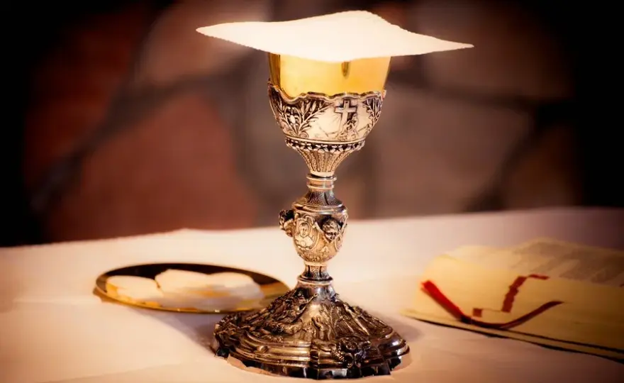 Jak rozłożyć kielich na ołtarzu - krok po kroku do perfekcji liturgicznej
