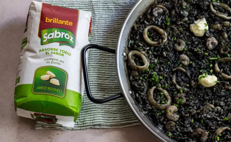 Arroz negro con calamares y gambas: receta fácil y deliciosa para disfrutar