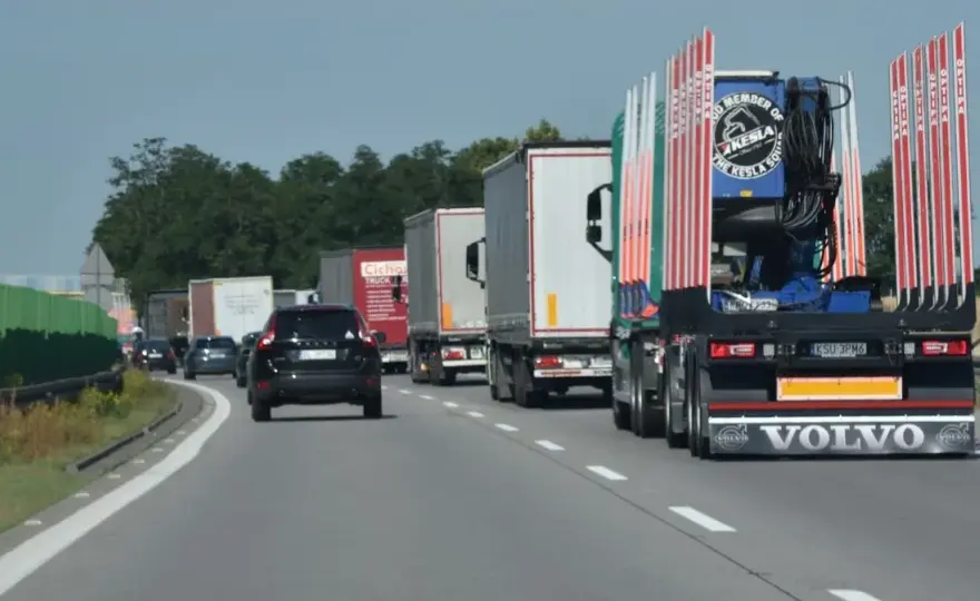 Kiedy zakazy dla ciężarówek? Sprawdź daty i uniknij problemów na drodze