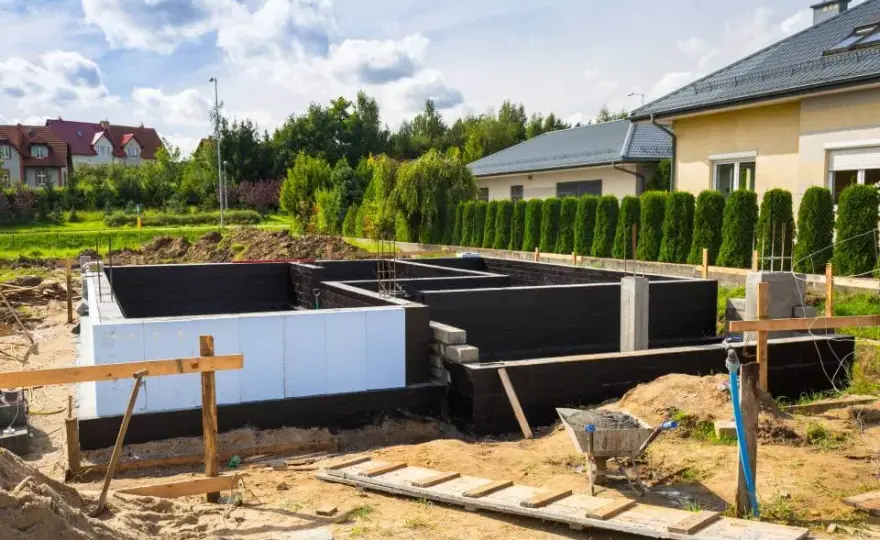 Czym izolować fundamenty, aby uniknąć wilgoci i strat ciepła?