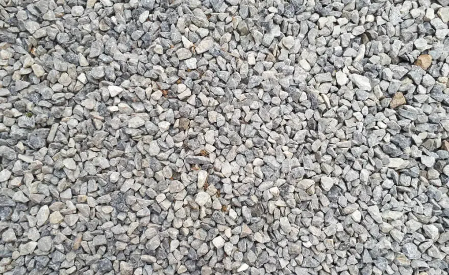 Kliniec czy tłuczeń na podjazd – który materiał wybrać, by uniknąć problemów?