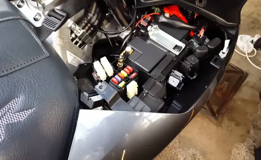 Gdzie są bezpieczniki Yamaha FJR 1300? Odkryj ich lokalizację i uniknij problemów