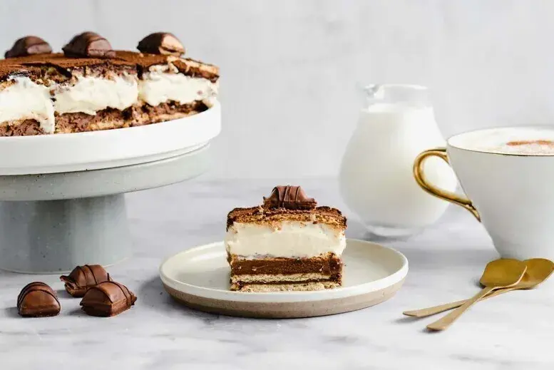 Ciasto jak Kinder Bueno - Pyszny przepis bez pieczenia, który zachwyci