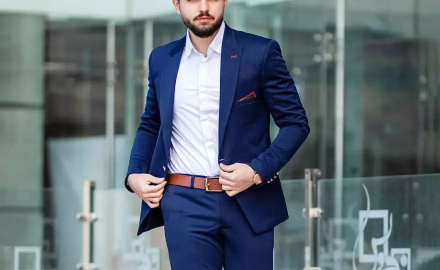 Jak dobrać koszulę do garnituru bez krawata: najważniejsze zasady elegancji