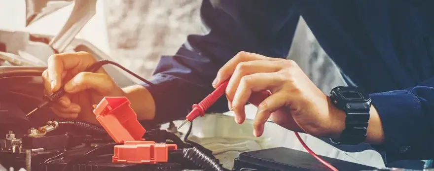 Ile zarabia elektryk samochodowy? Zaskakujące fakty o wynagrodzeniach