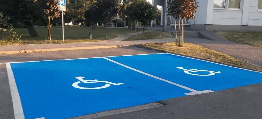 Czy miejsca parkingowe dla niepełnosprawnych są płatne? Oto prawda!