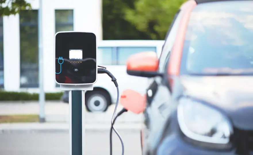 Ile kilometrów przejedzie samochód elektryczny? Zaskakujące zasięgi!