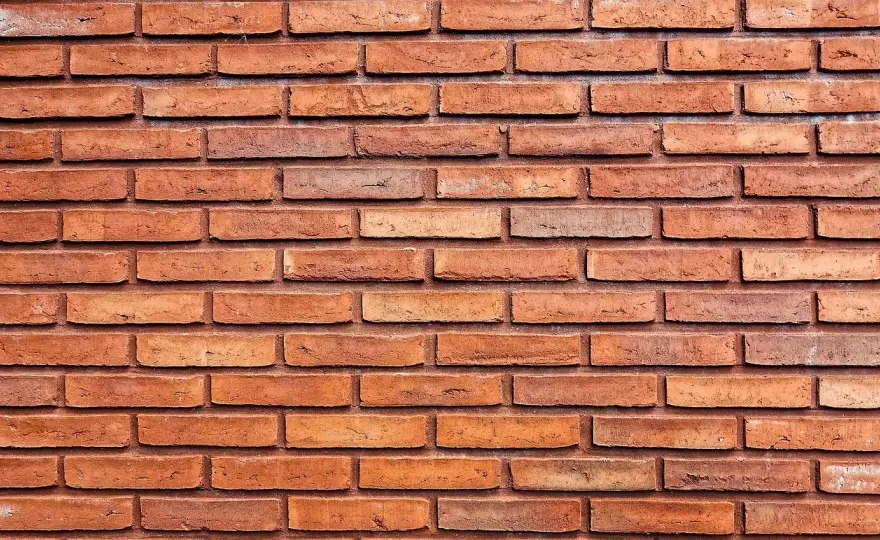 Cegła klinkierowa – trwały materiał do elewacji, ogrodzeń i wnętrz