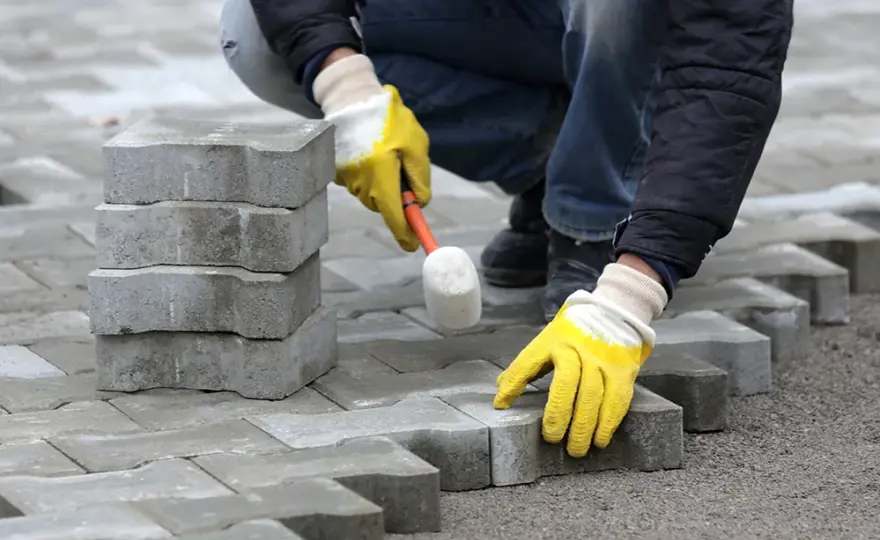 Na czym układać kostkę brukową? Kluczowe materiały i techniki
