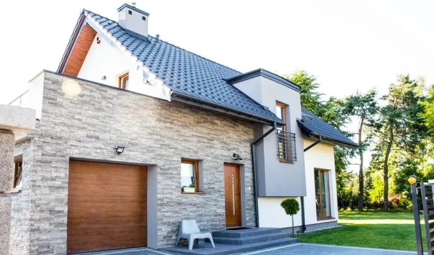 Jaką elewację dobrać do okien orzech: 8 sprawdzonych zestawień w 2025