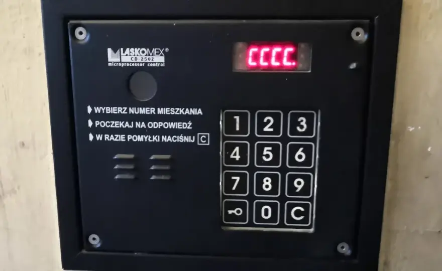 Jak zmienić kod domofonu: 7 prostych kroków dla każdego