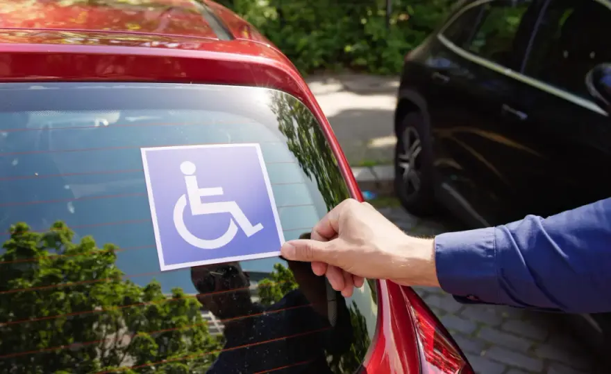 Czy opiekun osoby niepełnosprawnej może korzystać z karty parkingowej?