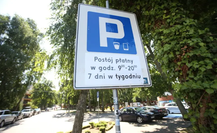 Czy niepełnosprawni płacą za parking prywatny? Oto ważne informacje