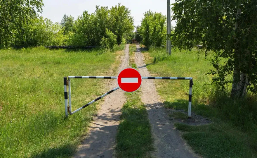Kto stawia znaki drogowe na osiedlu? Poznaj kluczowe informacje