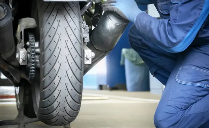 Przegląd motoroweru krok po kroku: Czego mechanicy naprawdę pilnie szukają