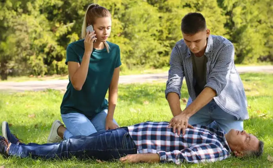 Dlaczego warto udzielać pierwszej pomocy? Ratuj życie i uniknij tragedii!