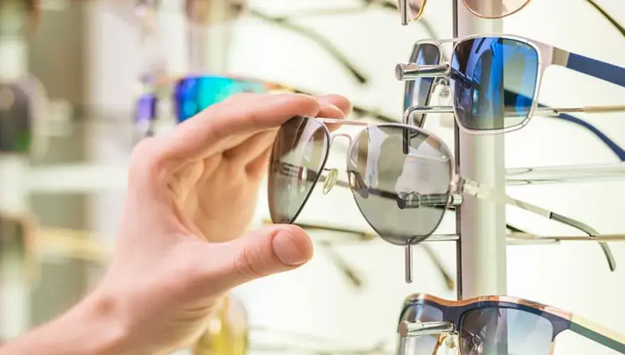 Jakie oprawki wybrać: plastikowe czy metalowe – co jest lepsze?