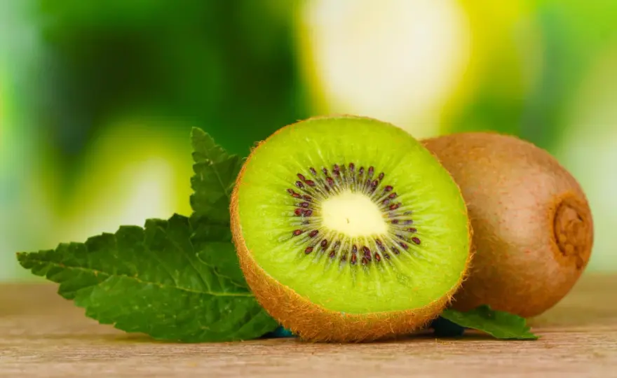 Kiwi: Ile kalorii ma owoc? Zaskakujące fakty o niskiej kaloryczności