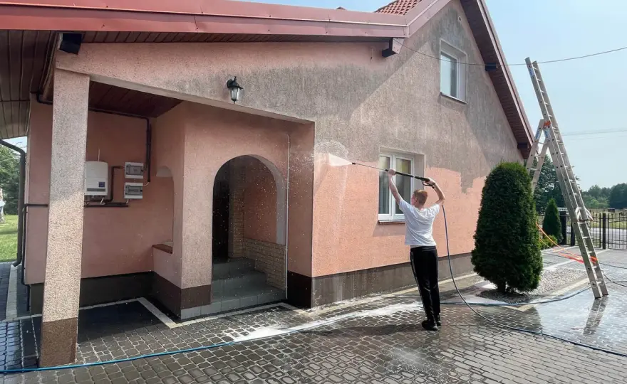 Zacieki na elewacji pod parapetem: przyczyny i skuteczne metody usuwania