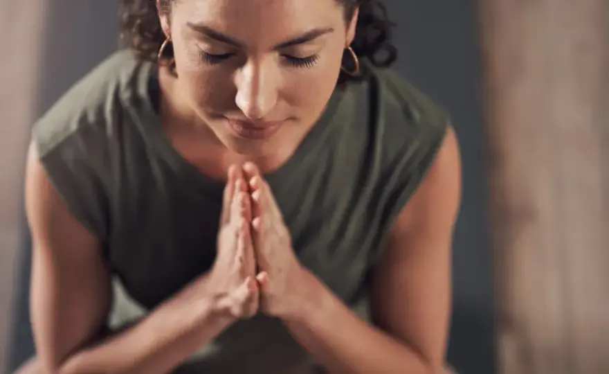 Co znaczy namaste w jodze? Odkryj jego głębokie znaczenie i moc
