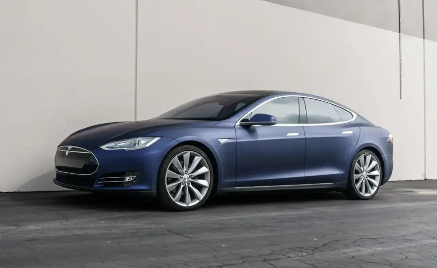 Tesla Model S ile koni? Poznaj moc i osiągi różnych wersji
