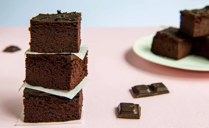 Mało kaloryczne brownie bez wyrzeczeń: prosty przepis na fit deser