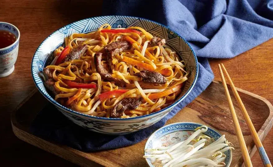 Chow mein z wołowiną – prosty przepis na pyszne danie azjatyckie