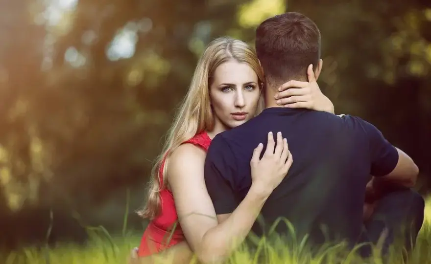 Jak zachowuje się zakochana kobieta? Kluczowe sygnały i emocje, które warto znać