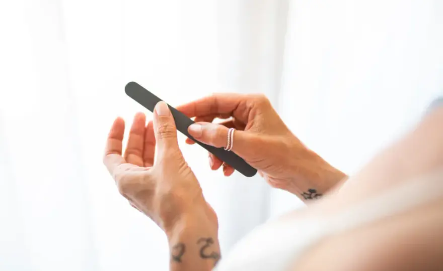 Co potrzebne do manicure tytanowego? Sprawdź, co musisz mieć!