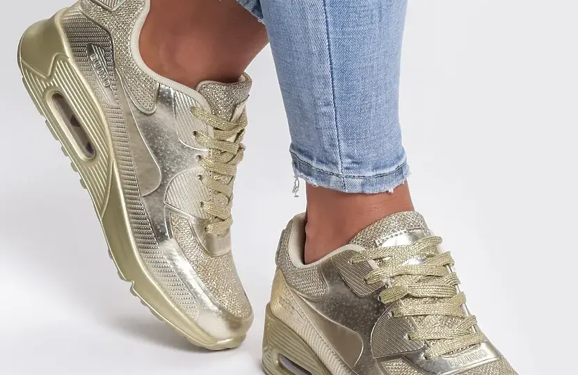 Złote buty sportowe: 10 stylizacji, które Cię zaskoczą