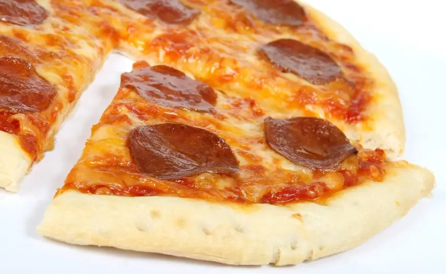 Ile kalorii ma pizza 32 cm? Zaskakujące różnice w kaloryczności