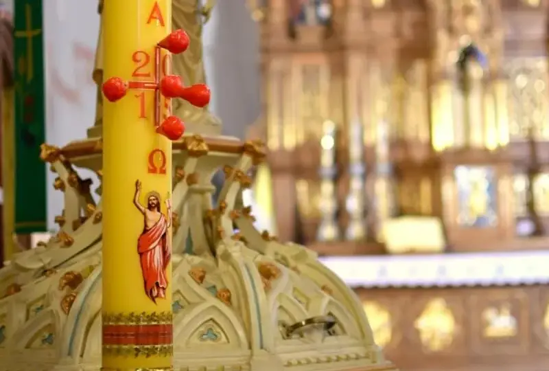 Co oznaczają symbole na paschale? Znaczenie i historia paschalnych znaków