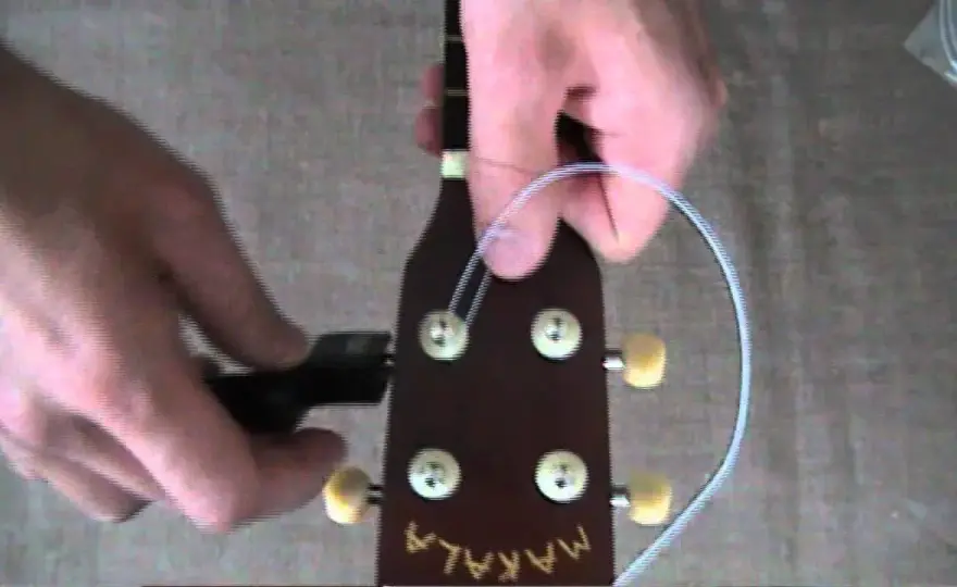 Jak założyć struny do ukulele - proste kroki i najczęstsze błędy