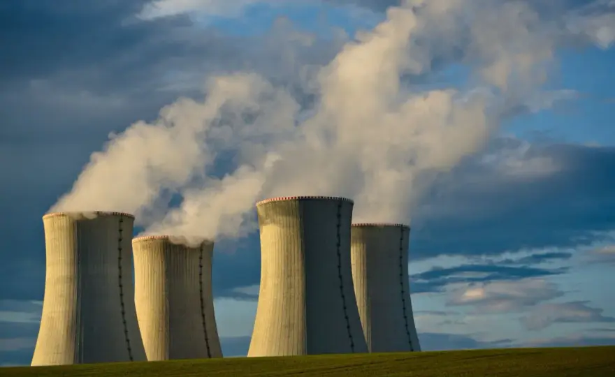 Jak działa elektrownia atomowa? Odkryj tajniki jej działania i bezpieczeństwa