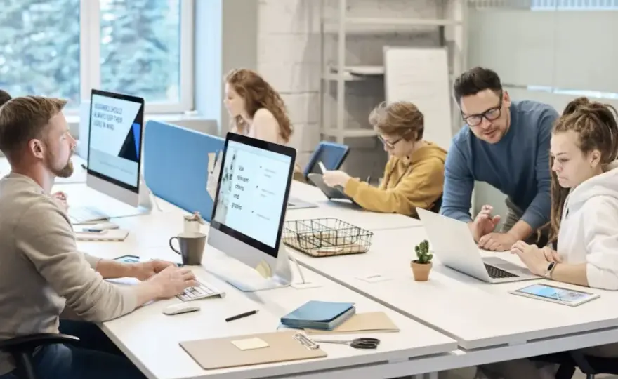 Time-management dla programisty: jak nie utonąć w zadaniach i czatach